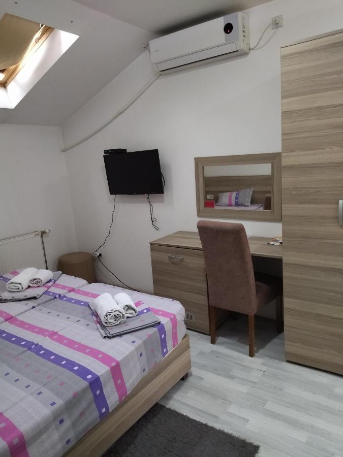 Atina Lux Hostel レスコヴァツ エクステリア 写真