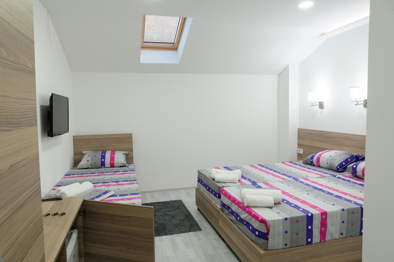 Atina Lux Hostel レスコヴァツ エクステリア 写真