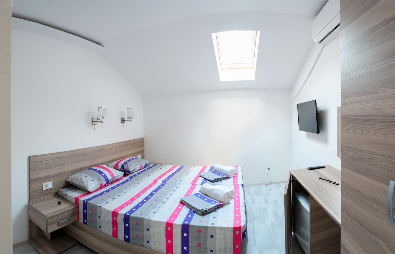 Atina Lux Hostel レスコヴァツ エクステリア 写真