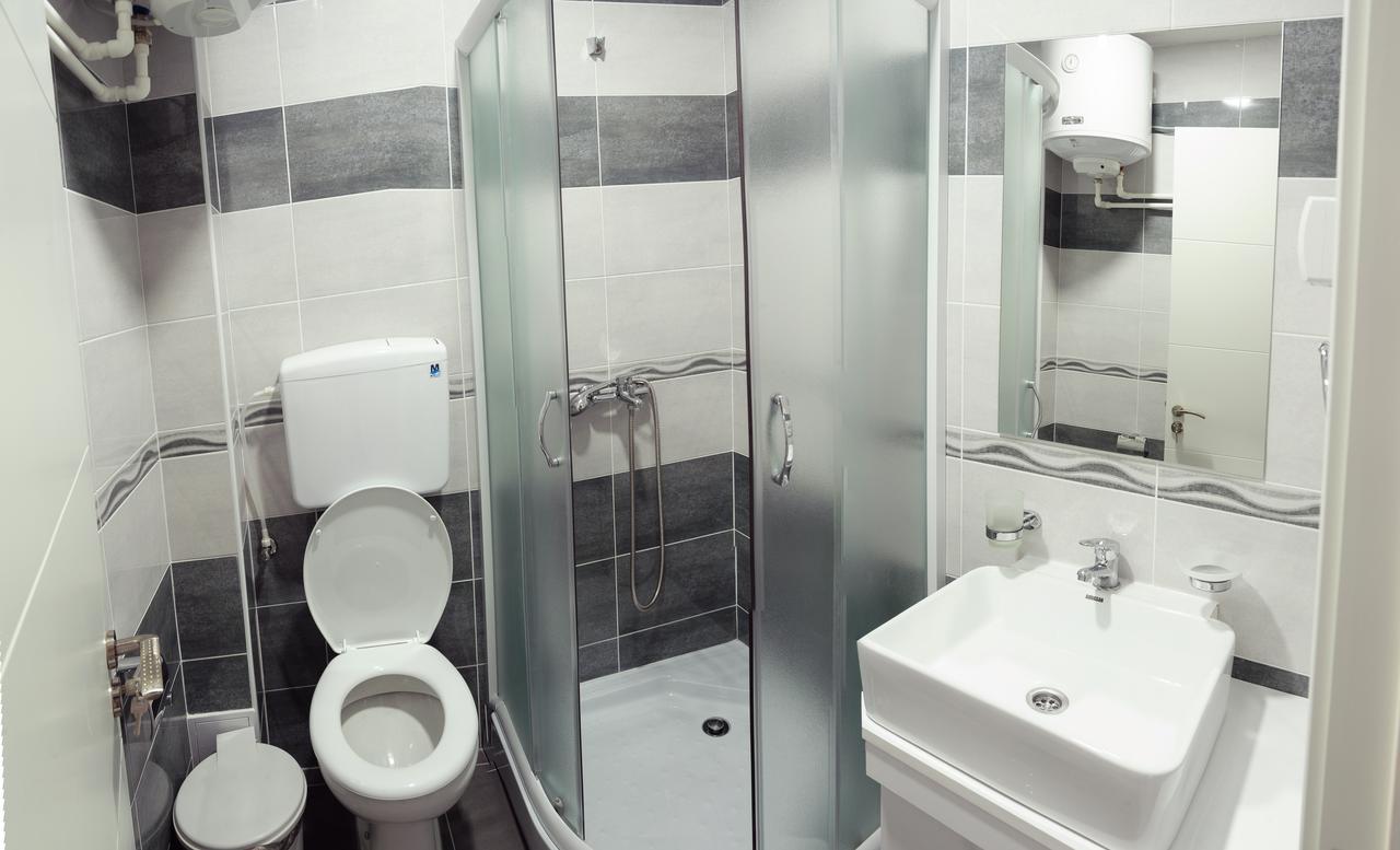 Atina Lux Hostel レスコヴァツ エクステリア 写真