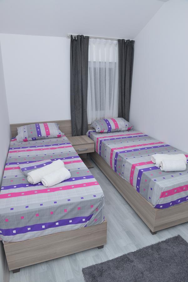 Atina Lux Hostel レスコヴァツ エクステリア 写真