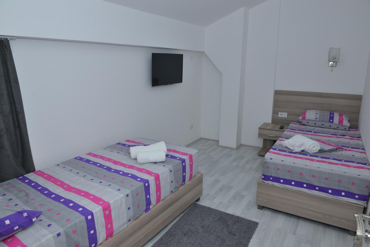 Atina Lux Hostel レスコヴァツ エクステリア 写真